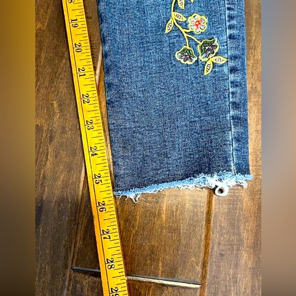 🚩Embroidered Floral Jeans! - Picture 12 of 12